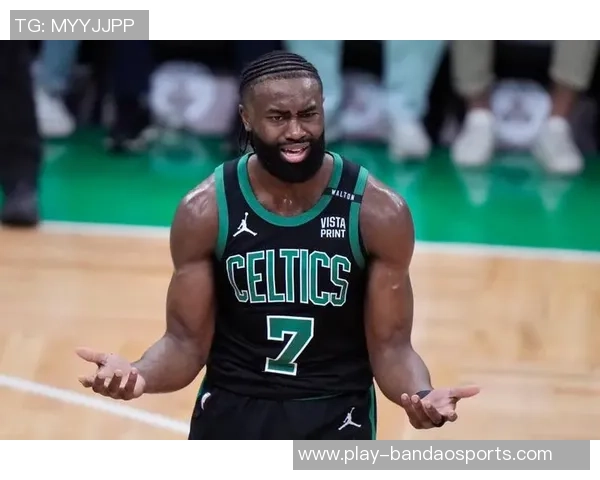 凯尔特人开季遭遇三连败杰伦布朗表现抢眼场均近30分